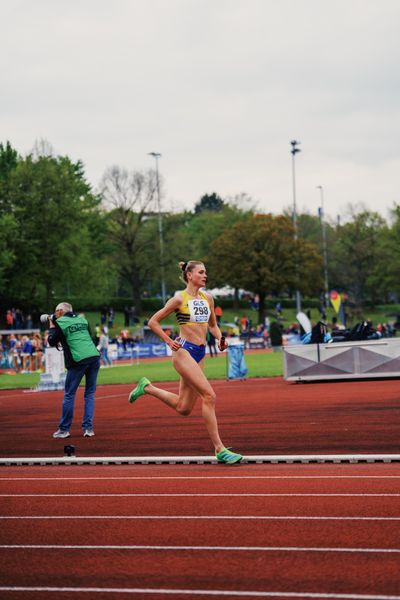 Marie Burchard (StG ATK-Koenigstein-Gross Gerau) am 29.04.2023 bei den deutschen Meisterschaften Langstaffel in Bietigheim-Bissingen