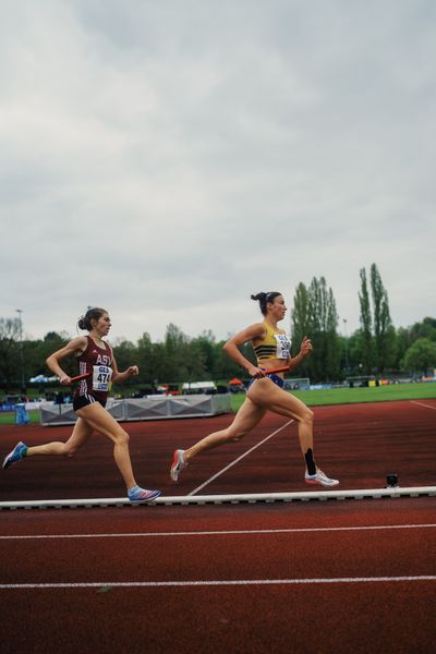 Lara Tortell (StG ATK-Koenigstein-Gross Gerau) vor Vera Coutellier (ASV Koeln) am 29.04.2023 bei den deutschen Meisterschaften Langstaffel in Bietigheim-Bissingen