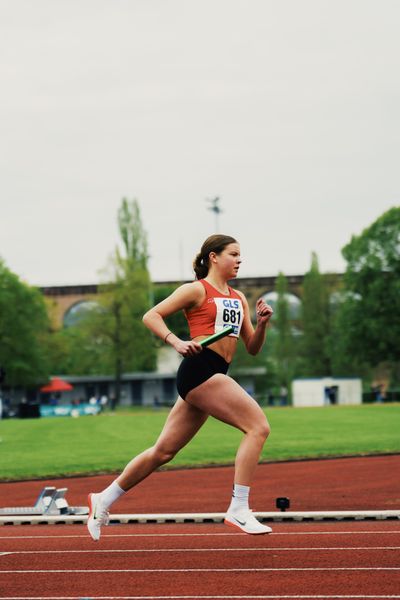 Anna Kamp (LG Brillux Muenster) am 29.04.2023 bei den deutschen Meisterschaften Langstaffel in Bietigheim-Bissingen