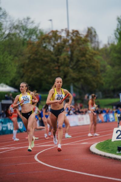 Lera Miller (VfL Loeningen), Carolin Hinrichs (VfL Loeningen) am 29.04.2023 bei den deutschen Meisterschaften Langstaffel in Bietigheim-Bissingen