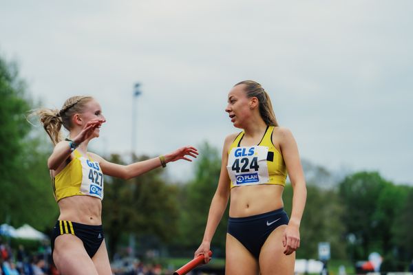 Paula Terhorst (VfL Loeningen) und Carolin Hinrichs (VfL Loeningen) am 29.04.2023 bei den deutschen Meisterschaften Langstaffel in Bietigheim-Bissingen