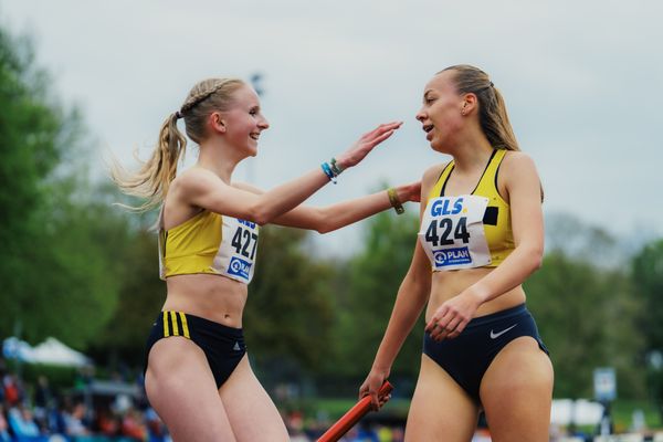 Paula Terhorst (VfL Loeningen) und Carolin Hinrichs (VfL Loeningen) am 29.04.2023 bei den deutschen Meisterschaften Langstaffel in Bietigheim-Bissingen