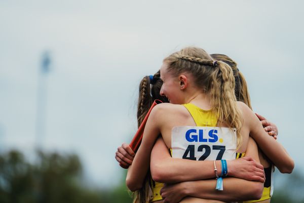 Paula Terhorst (VfL Loeningen), Lera Miller (VfL Loeningen) und Carolin Hinrichs (VfL Loeningen) am 29.04.2023 bei den deutschen Meisterschaften Langstaffel in Bietigheim-Bissingen