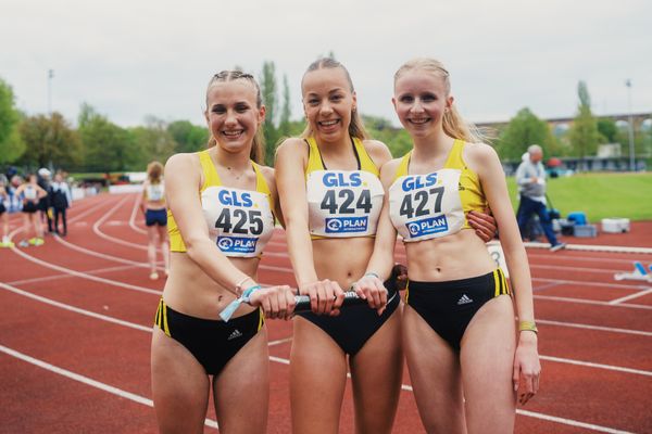 Lera Miller (VfL Loeningen) und Carolin Hinrichs (VfL Loeningen), Paula Terhorst (VfL Loeningen) am 29.04.2023 bei den deutschen Meisterschaften Langstaffel in Bietigheim-Bissingen