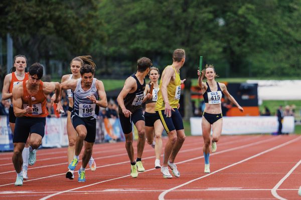 Klara Lange (LG Goettingen) wechselt auf Luis Oberbeck (LG Goettingen) am 29.04.2023 bei den deutschen Meisterschaften Langstaffel in Bietigheim-Bissingen