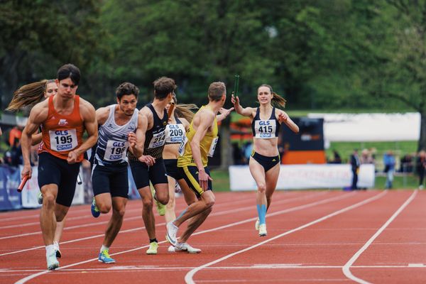 Klara Lange (LG Goettingen) wechselt auf Luis Oberbeck (LG Goettingen) am 29.04.2023 bei den deutschen Meisterschaften Langstaffel in Bietigheim-Bissingen