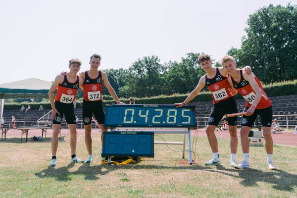 4x100m Staffel der LG Osnabrueck mit Elias Crystalla (LG Osnabrueck), Florian Kroll (LG Osnabrueck), Frederik Baetzel (LG Osnabrueck), Mika Pikutzki (LG Osnabrueck) am 11.06.2023 waehrend den NLV + BLV U20/U16 Landesmeisterschaften im Stadion Berliner Ring in Verden