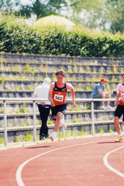 Frederik Baetzel (LG Osnabrueck) ueber 200m am 11.06.2023 waehrend den NLV + BLV U20/U16 Landesmeisterschaften im Stadion Berliner Ring in Verden