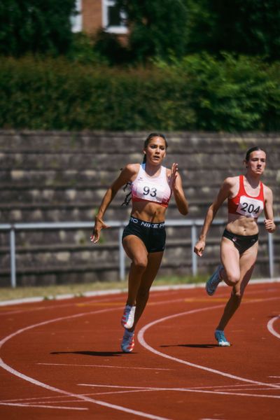 Samira Heygster (FTSV Jahn Brinkum) ueber 200m am 11.06.2023 waehrend den NLV + BLV U20/U16 Landesmeisterschaften im Stadion Berliner Ring in Verden