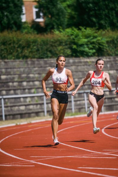 Samira Heygster (FTSV Jahn Brinkum) ueber 200m am 11.06.2023 waehrend den NLV + BLV U20/U16 Landesmeisterschaften im Stadion Berliner Ring in Verden