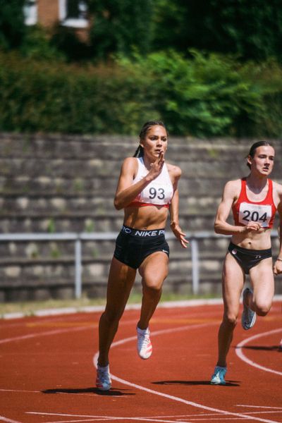 Samira Heygster (FTSV Jahn Brinkum) ueber 200m am 11.06.2023 waehrend den NLV + BLV U20/U16 Landesmeisterschaften im Stadion Berliner Ring in Verden