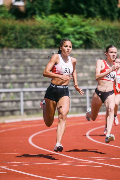 Samira Heygster (FTSV Jahn Brinkum) ueber 200m am 11.06.2023 waehrend den NLV + BLV U20/U16 Landesmeisterschaften im Stadion Berliner Ring in Verden