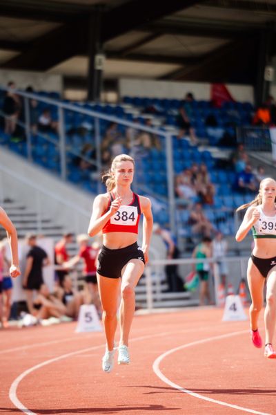 Merle Boettcher (LG Osnabrueck) ueber 800m am 11.06.2023 waehrend den NLV + BLV U20/U16 Landesmeisterschaften im Stadion Berliner Ring in Verden