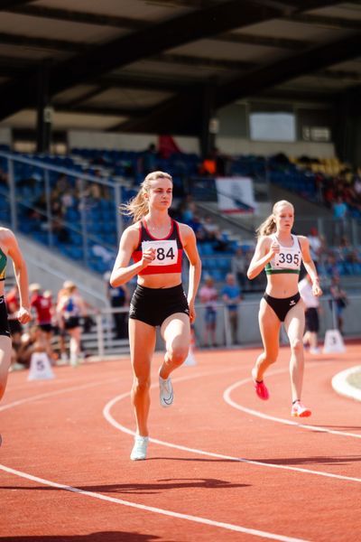 Merle Boettcher (LG Osnabrueck) ueber 800m am 11.06.2023 waehrend den NLV + BLV U20/U16 Landesmeisterschaften im Stadion Berliner Ring in Verden