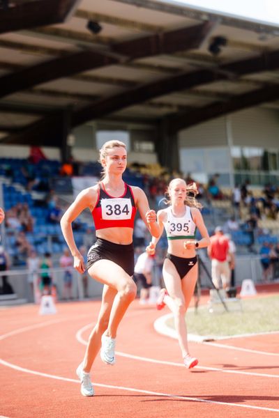 Merle Boettcher (LG Osnabrueck) ueber 800m am 11.06.2023 waehrend den NLV + BLV U20/U16 Landesmeisterschaften im Stadion Berliner Ring in Verden