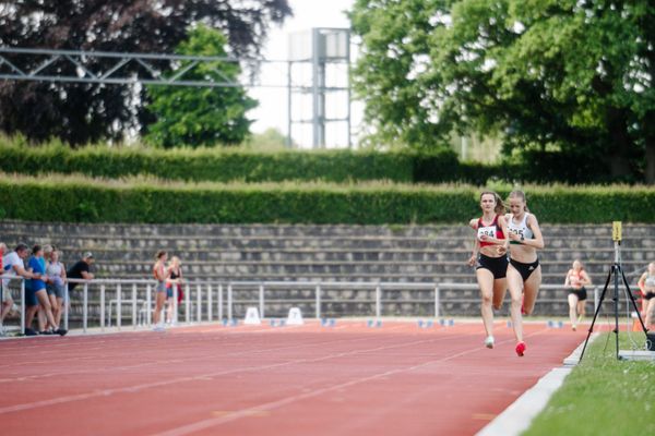 Merle Boettcher (LG Osnabrueck) ueber 800m am 11.06.2023 waehrend den NLV + BLV U20/U16 Landesmeisterschaften im Stadion Berliner Ring in Verden