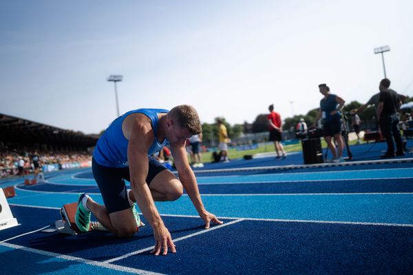 Nico Beckers (GER/LAV Bayer Uerd./Dormagen) vor dem 400m Lauf am 17.06.2023 beim Stadtwerke Ratingen Mehrkampf-Meeting im Stadion am Stadionring in Ratingen