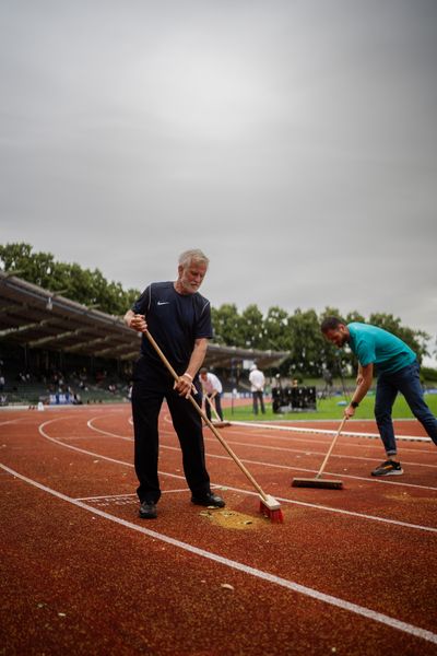 Helfer fegen die Bahn am 01.07.2023 waehrend den deutschen U23 Leichtathletik-Meisterschaften im Jahnstadion in Göttingen