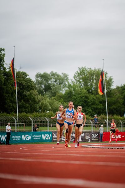 Charlotte Augenstein (Athletics Team Karben), Verena Meisl (TV Wattenscheid 01), Lisa Merkel (LG Region Karlsruhe) im 1500m Vorlauf am 01.07.2023 waehrend den deutschen U23 Leichtathletik-Meisterschaften im Jahnstadion in Göttingen