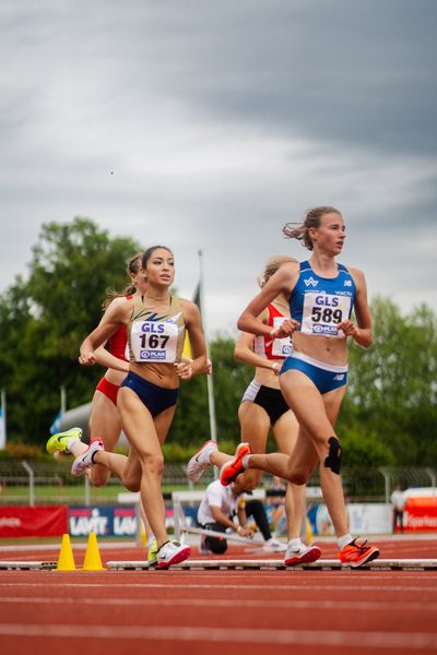 Charlotte Augenstein (Athletics Team Karben), Verena Meisl (TV Wattenscheid 01) im 1500m Vorlauf am 01.07.2023 waehrend den deutschen U23 Leichtathletik-Meisterschaften im Jahnstadion in Göttingen