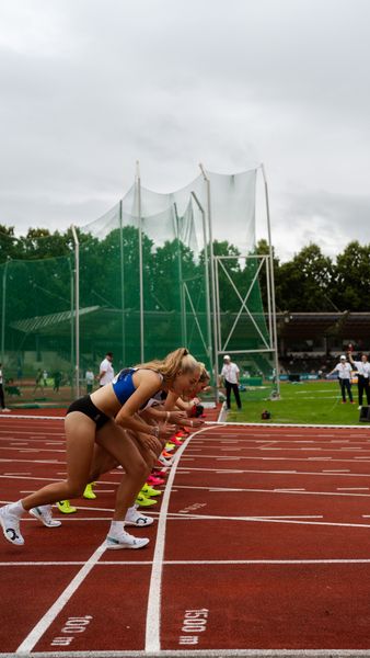 1500m Start der weiblichen Jugend U23 mit Fabiane Meyer (TV Westfalia Epe) am 01.07.2023 waehrend den deutschen U23 Leichtathletik-Meisterschaften im Jahnstadion in Göttingen