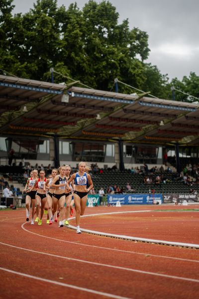 Fabiane Meyer (TV Westfalia Epe) vor Olivia Guerth (Diezer TSK Oranien) waehrend des 1500m Halbfinale am 01.07.2023 waehrend den deutschen U23 Leichtathletik-Meisterschaften im Jahnstadion in Göttingen