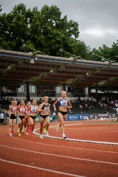 Fabiane Meyer (TV Westfalia Epe) vor Olivia Guerth (Diezer TSK Oranien), Hanna Bruckmayer (LG TELIS FINANZ Regensburg), Katja Baeuerle (LG Region Karlsruhe) waehrend des 1500m Halbfinale am 01.07.2023 waehrend den deutschen U23 Leichtathletik-Meisterschaften im Jahnstadion in Göttingen