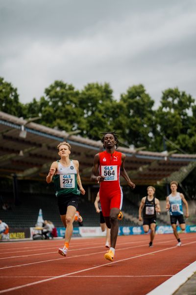 Philip Jensen e Castro (TSG Bergedorf), Yassin Abdilaahi (LG Olympia Dortmund) am 01.07.2023 waehrend den deutschen U23 Leichtathletik-Meisterschaften im Jahnstadion in Göttingen