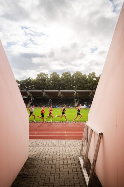 Benjamin Dern (Silvesterlauf Trier), Constantin Carls (TSV Bayer 04 Leverkusen), Felix Ebel (Emder Laufgemeinschaft) am 01.07.2023 waehrend den deutschen U23 Leichtathletik-Meisterschaften im Jahnstadion in Göttingen