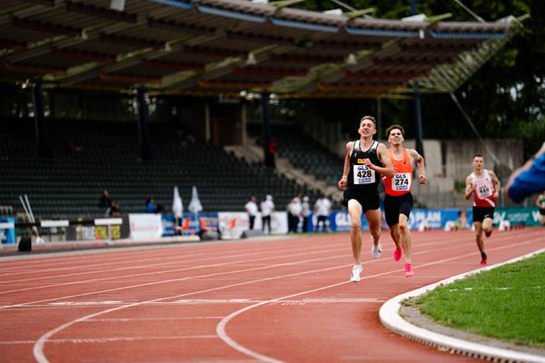 Benjamin Dern (Silvesterlauf Trier) vor Felix Ebel (Emder Laufgemeinschaft) am 01.07.2023 waehrend den deutschen U23 Leichtathletik-Meisterschaften im Jahnstadion in Göttingen