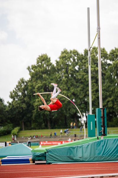 Luke Zenker (TSV Bayer 04 Leverkusen) beim Stabhochsprung am 02.07.2023 waehrend den deutschen U23 Leichtathletik-Meisterschaften im Jahnstadion in Göttingen