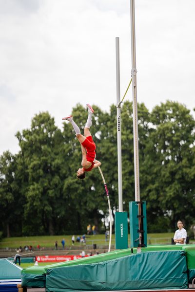 Luke Zenker (TSV Bayer 04 Leverkusen) beim Stabhochsprung am 02.07.2023 waehrend den deutschen U23 Leichtathletik-Meisterschaften im Jahnstadion in Göttingen