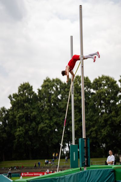 Luke Zenker (TSV Bayer 04 Leverkusen) beim Stabhochsprung am 02.07.2023 waehrend den deutschen U23 Leichtathletik-Meisterschaften im Jahnstadion in Göttingen