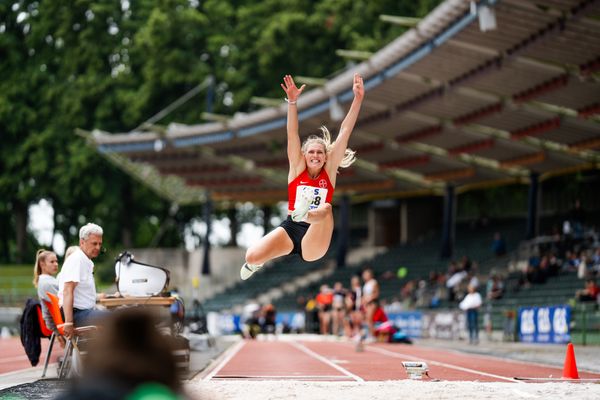 Marie Dehning (TSV Bayer 04 Leverkusen) im Weitsprung am 02.07.2023 waehrend den deutschen U23 Leichtathletik-Meisterschaften im Jahnstadion in Göttingen