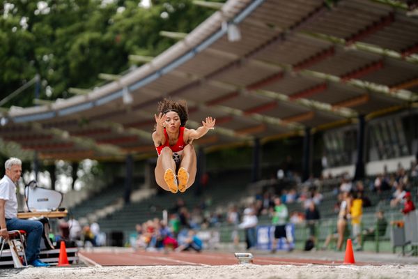 Samira Attermeyer (LG Olympia Dortmund) im Weitsprung am 02.07.2023 waehrend den deutschen U23 Leichtathletik-Meisterschaften im Jahnstadion in Göttingen