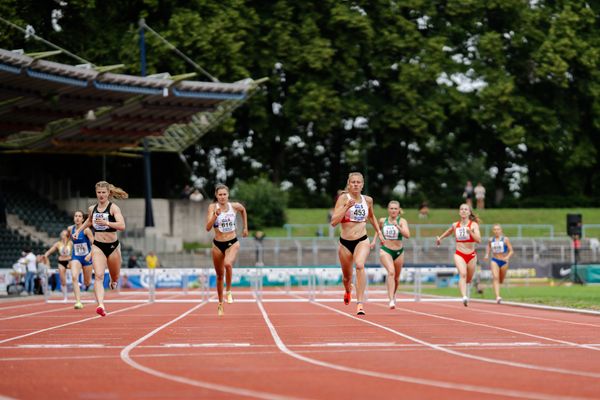 Lara-Noelle Steinbrecher (Sportclub Magdeburg e.V.), Hanna Render (VfL Sindelfingen), Vivienne Morgenstern (Dresdner SC 1898), Gisèle Wender (SV Preussen Berlin), Katharina Hanke (LG Nord Berlin) am 02.07.2023 waehrend den deutschen U23 Leichtathletik-Meisterschaften im Jahnstadion in Göttingen