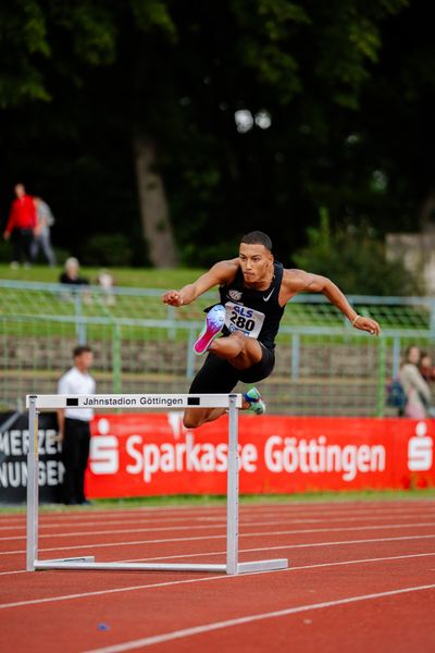 Jordan Gordon (Hannover 96) im 400m Huerden Finale am 02.07.2023 waehrend den deutschen U23 Leichtathletik-Meisterschaften im Jahnstadion in Göttingen