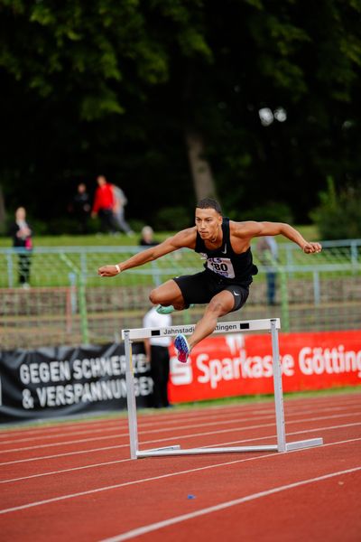 Jordan Gordon (Hannover 96) im 400m Huerden Finale am 02.07.2023 waehrend den deutschen U23 Leichtathletik-Meisterschaften im Jahnstadion in Göttingen