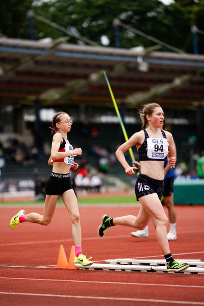 Paula Heide (Lueneburger SV) und Lucia Hemeling (SCC Berlin) am 02.07.2023 waehrend den deutschen U23 Leichtathletik-Meisterschaften im Jahnstadion in Göttingen