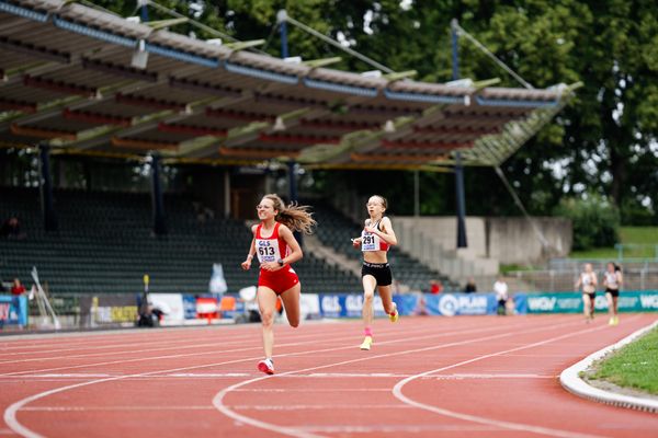 Jasmin Geldner (Unterlaender LG) vor Paula Heide (Lueneburger SV) am 02.07.2023 waehrend den deutschen U23 Leichtathletik-Meisterschaften im Jahnstadion in Göttingen