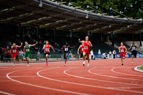 Zieleinlauf 200m mit Matti Wellm (Hamburger SV), Tobias Morawietz (VfL Wolfsburg), Jakob Bruns (LG Brillux Muenster), James Adebola (SCC Berlin), Thorben Finke (SV Sigiltra Soegel), Simon Wulff (TSV Bayer 04 Leverkusen), Paul Erdle (Hamburger SV), Julien-Kelvin Clair (SV Halle) am 02.07.2023 waehrend den deutschen U23 Leichtathletik-Meisterschaften im Jahnstadion in Göttingen