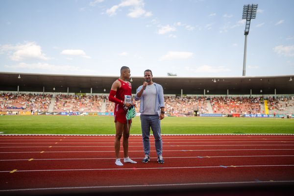 Manuel Mordi (Hamburger SV) im Interview bei Florian Michael Weber während der 113. Deutschen Leichtathletik-Meisterschaften am 08.07.2023 im Auestadion in Kassel