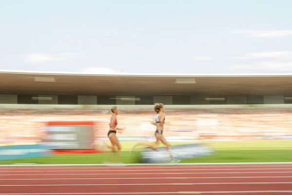 Alina Reh (SCC Berlin) vor Lea Meyer (TSV Bayer 04 Leverkusen) während der 113. Deutschen Leichtathletik-Meisterschaften am 08.07.2023 im Auestadion in Kassel