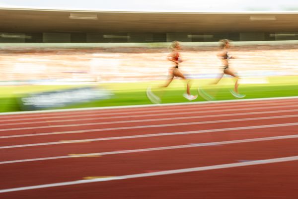 Alina Reh (SCC Berlin) vor Lea Meyer (TSV Bayer 04 Leverkusen) ueber 5000m während der 113. Deutschen Leichtathletik-Meisterschaften am 08.07.2023 im Auestadion in Kassel