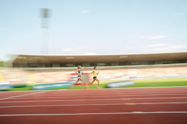 Alina Reh (SCC Berlin) vor Lea Meyer (TSV Bayer 04 Leverkusen) ueber 5000m während der 113. Deutschen Leichtathletik-Meisterschaften am 08.07.2023 im Auestadion in Kassel