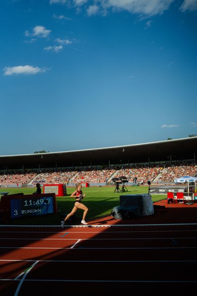 Lea Meyer (TSV Bayer 04 Leverkusen) über 5000m während der 113. Deutschen Leichtathletik-Meisterschaften am 08.07.2023 im Auestadion in Kassel