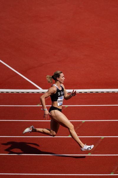 Alexandra Burghardt (LG Gendorf Wacker Burghausen) ueber 200m während der 113. Deutschen Leichtathletik-Meisterschaften am 09.07.2023 im Auestadion in Kassel