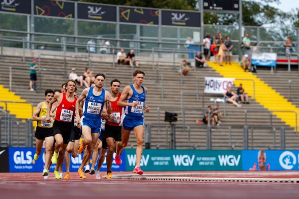 1500m Finale mit Marius Probst (TV Wattenscheid 01), Maximilian Sluka (TV Wattenscheid 01), Christoph Kessler (LG Region Karlsruhe), Elias Schreml (LG Olympia Dortmund), Timo Benitz (LG farbtex Nordschwarzwald) während der 113. Deutschen Leichtathletik-Meisterschaften am 09.07.2023 im Auestadion in Kassel