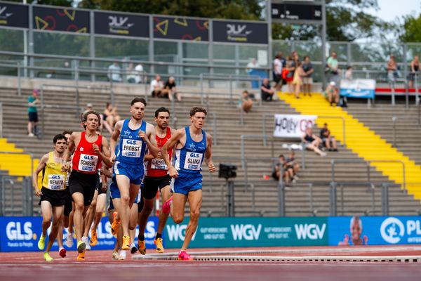 1500m Finale mit Marius Probst (TV Wattenscheid 01), Maximilian Sluka (TV Wattenscheid 01), Christoph Kessler (LG Region Karlsruhe), Elias Schreml (LG Olympia Dortmund), Timo Benitz (LG farbtex Nordschwarzwald) während der 113. Deutschen Leichtathletik-Meisterschaften am 09.07.2023 im Auestadion in Kassel