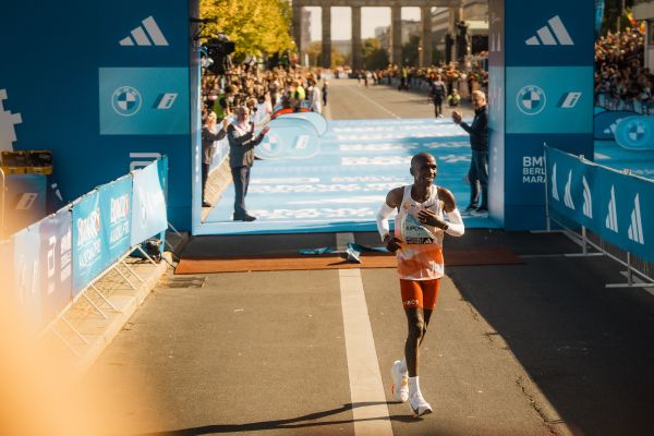 Eliud Kipchoge (KEN/Kenya) auf den letzten Metern am 24.09.2023 beim Berlin Marathon in Berlin